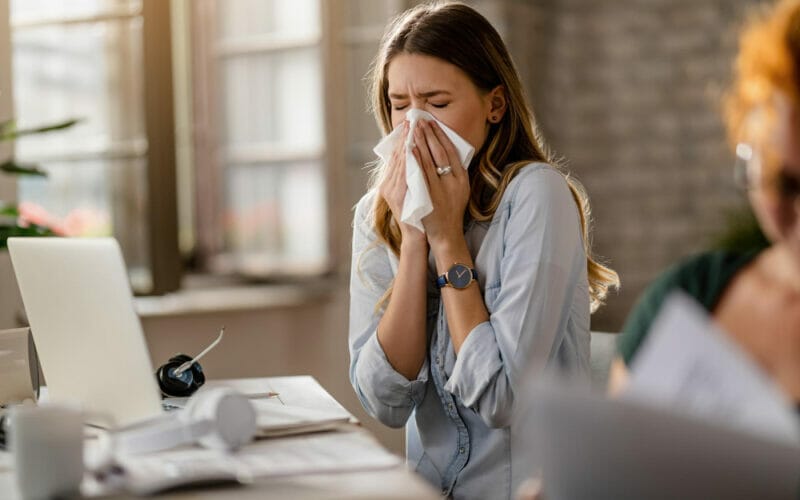 Cum tii alergiile la distanta: 10 remedii naturale pentru rinita alergica
