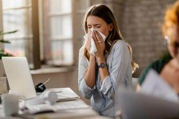Cum tii alergiile la distanta: 10 remedii naturale pentru rinita alergica
