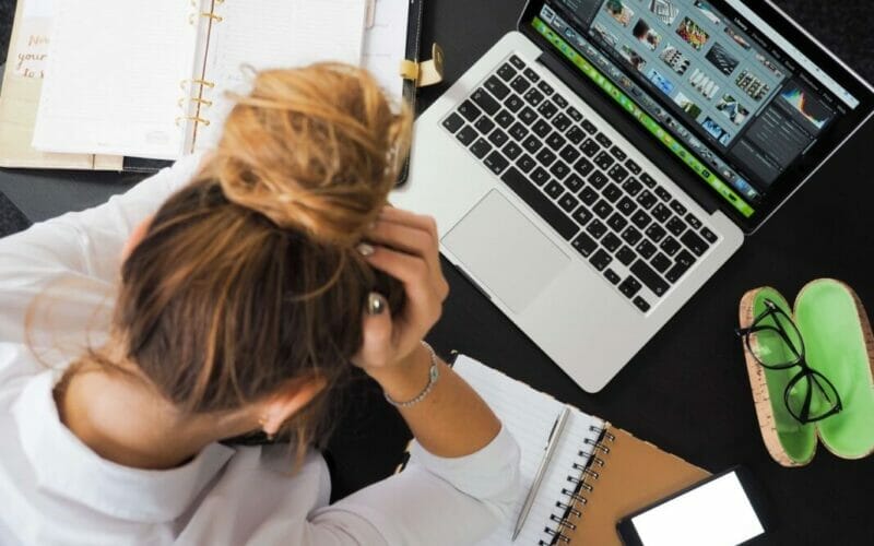 Cum să gestionezi stresul la locul de muncă de acasă? Descoperă aici 3 tehnici pentru a reduce stresul la lucrul de acasă