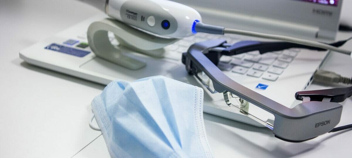 Implantologia – Ce presupune această procedură medicală și ce implică un consult de specialitate