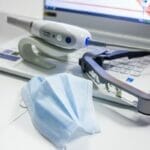Implantologia – Ce presupune această procedură medicală și ce implică un consult de specialitate