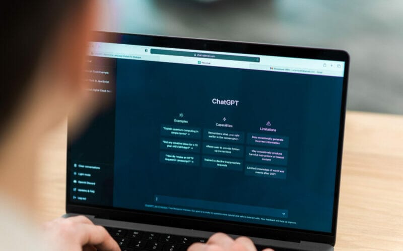 Robotul AI ChatGPT uimeste lumea academica cu skill-uri de scriere a eseurilor si cu aplicabilitatea sa