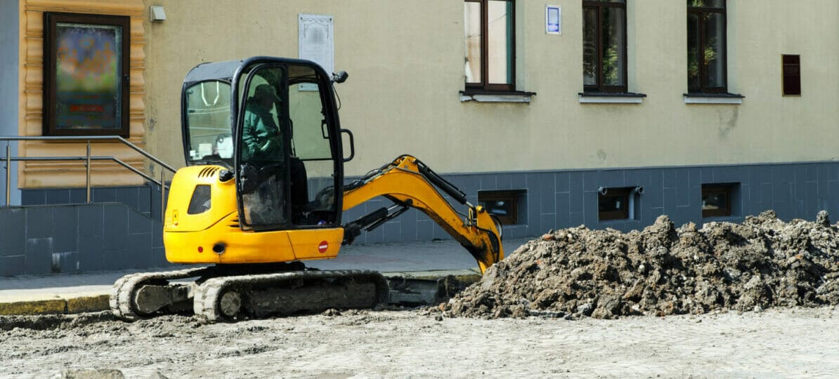 Utilizarea miniexcavatoarelor in constructia unei case: eficienta si precizie