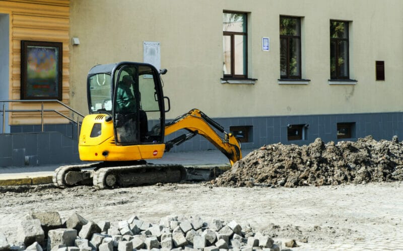Utilizarea miniexcavatoarelor in constructia unei case: eficienta si precizie
