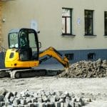 Utilizarea miniexcavatoarelor in constructia unei case: eficienta si precizie