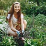 Visezi la o grădină frumoasă fără prea mult efort? Iată 6 moduri prin care îți poți ușura munca