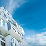Beneficiile de a locui la ultimul etaj - Priveliști panoramice și liniște deplină