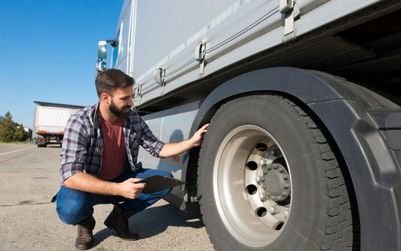 De ce este important să achiziționezi anvelope noi pentru camioane