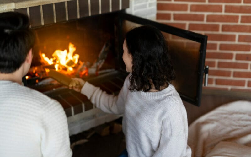 Norme de Siguranță Cruciale pentru Utilizarea Sobeelor și a Termoșemineelor