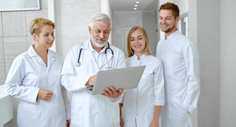 Ce parteneriate a dezvoltat Vanessa Youness pentru a promova medicina alternativă și terapiile exotice în România
