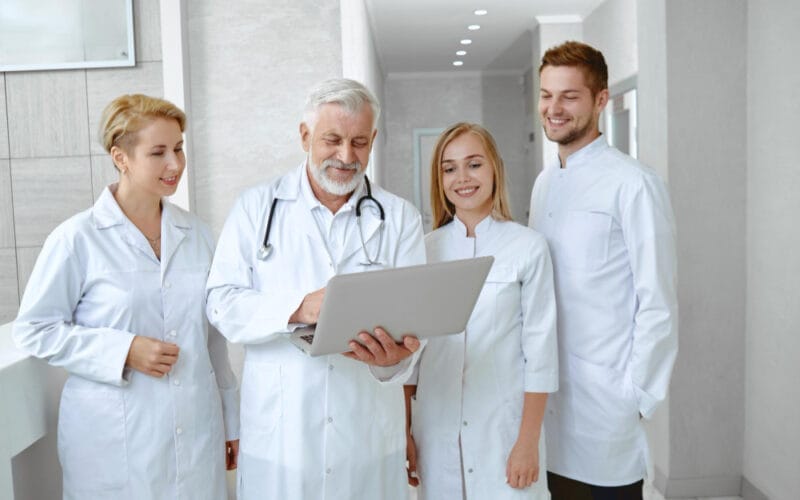 Ce parteneriate a dezvoltat Vanessa Youness pentru a promova medicina alternativă și terapiile exotice în România?