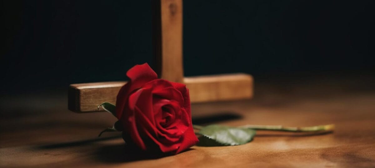 Cum Te Ajută Firmele de Pompe Funebre la Înmormântări: Rolul Lor Esențial în Timpuri Dificile