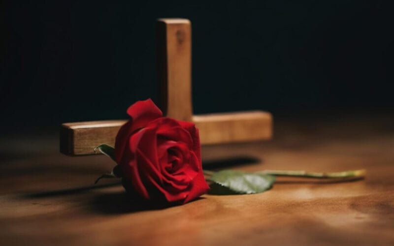 Cum Te Ajută Firmele de Pompe Funebre la Înmormântări: Rolul Lor Esențial în Timpuri Dificile