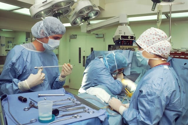 Vrei să le oferi pacienților aspectul pe care și-l doresc? Descoperă cele mai importante instrumente utilizate în chirurgia plastică