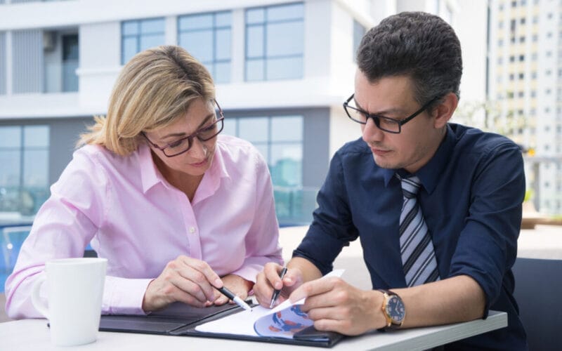 Cum te ajută un consultant financiar să optimizezi cheltuielile și să îți gestionezi resursele eficient