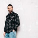 TOP 7 idei de ținute de iarnă cu cămașa bărbătească în carouri