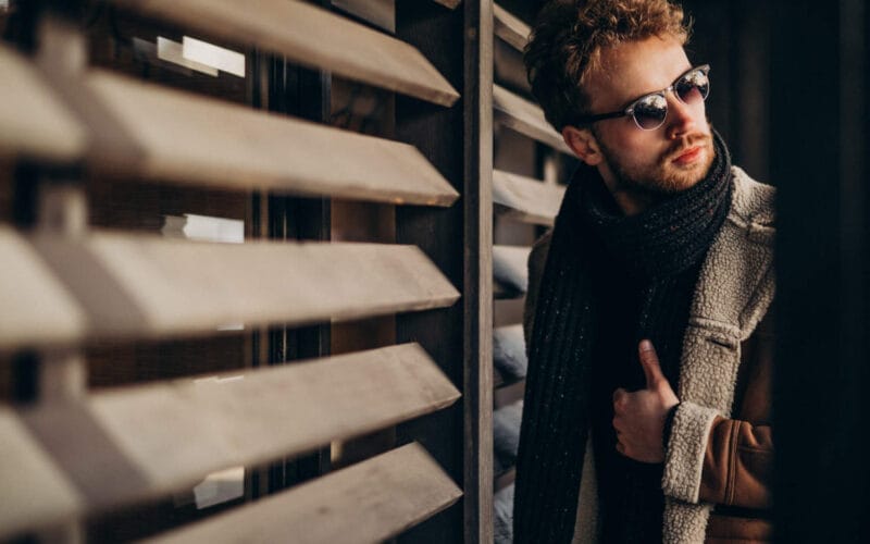 TOP CINCI idei de ținute de iarnă cu blugi pentru bărbații care adoptă stilul business casual