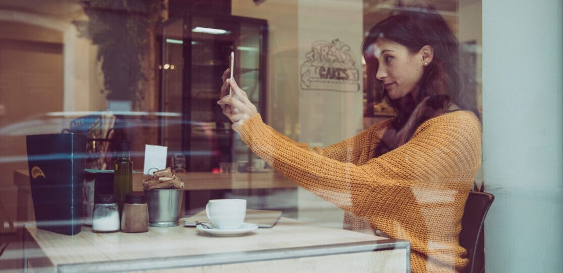 Avantajele aparatelor de cafea pentru spații publice care au display digital