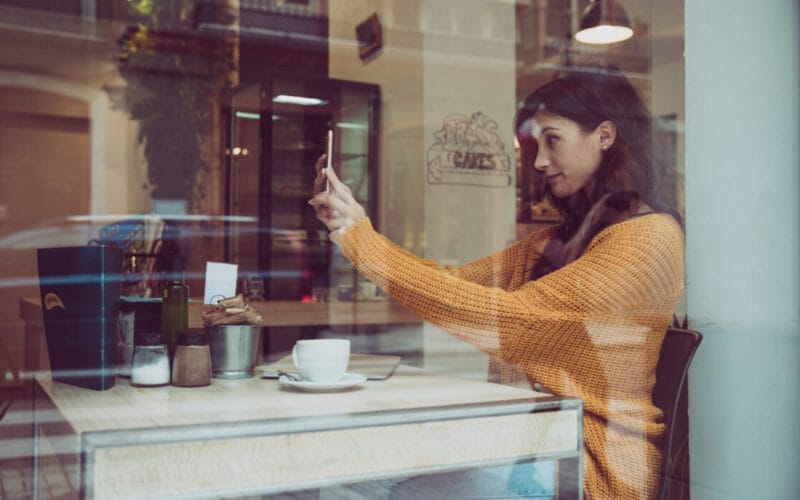 Avantajele aparatelor de cafea pentru spații publice care au display digital
