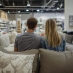 Outlet-urile de mobilă oferă garanție pentru produsele livrate?
