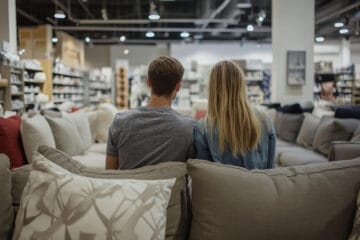 Outlet-urile de mobilă oferă garanție pentru produsele livrate?