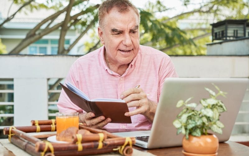 Ce calificări trebuie să aibă personalul unui cămin de bătrâni?