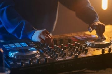 Diferența dintre muzică redată și experiență muzicală live