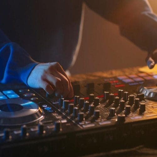 Diferența dintre muzică redată și experiență muzicală live