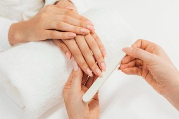 Cum îți menții mâinile îngrijite între vizitele la salon