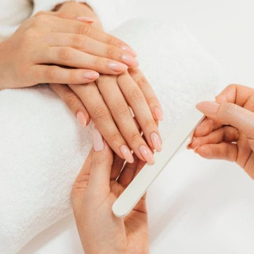 Cum îți menții mâinile îngrijite între vizitele la salon