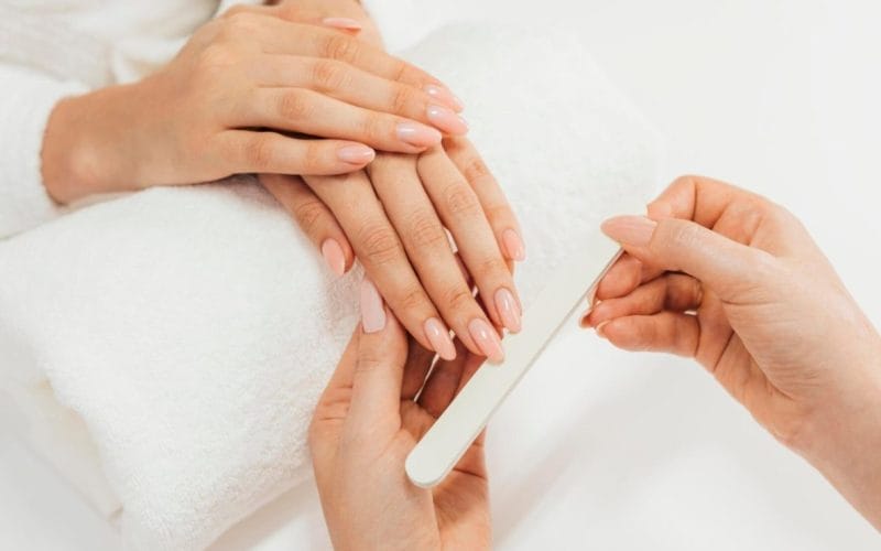 Cum îți menții mâinile îngrijite între vizitele la salon