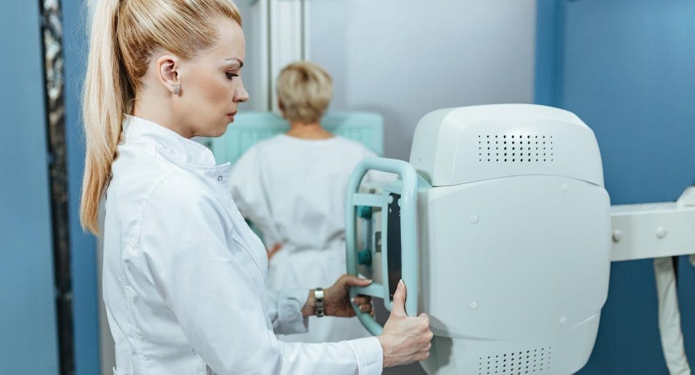 Ce factori determină frecvența optimă a mamografiilor pentru fiecare femeie?