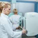 Ce factori determină frecvența optimă a mamografiilor pentru fiecare femeie?