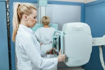 Ce factori determină frecvența optimă a mamografiilor pentru fiecare femeie?