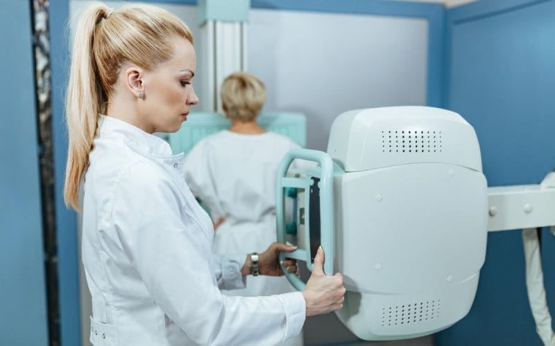 Ce factori determină frecvența optimă a mamografiilor pentru fiecare femeie?