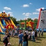 Cum să dimensionez oferta de topogane gonflabile pentru un festival de cartier?