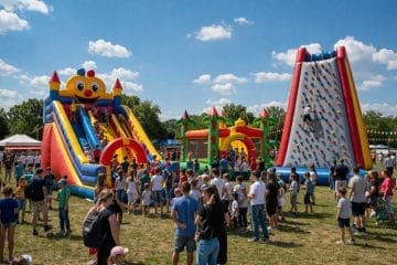 Cum să dimensionez oferta de topogane gonflabile pentru un festival de cartier?