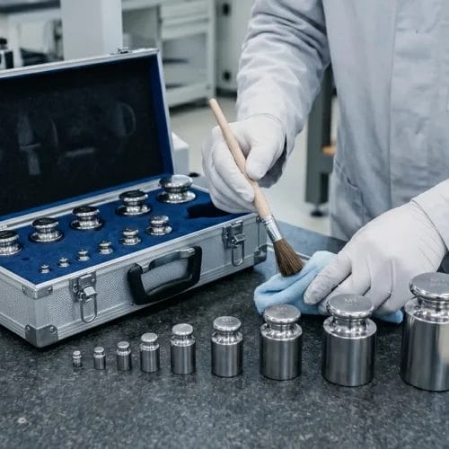 Curățarea corectă a greutăților de calibrare din inox | Ghid