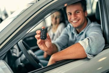 De ce este mai simplu să cumperi o mașină printr-un dealer auto