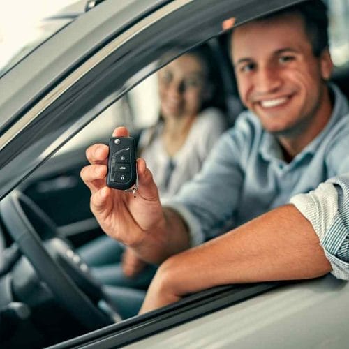 De ce este mai simplu să cumperi o mașină printr-un dealer auto