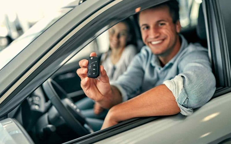 De ce este mai simplu să cumperi o mașină printr-un dealer auto